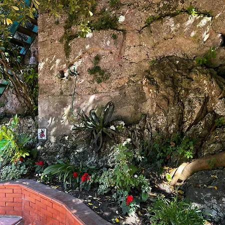 לינה וארוחת בוקר The Secret Garden